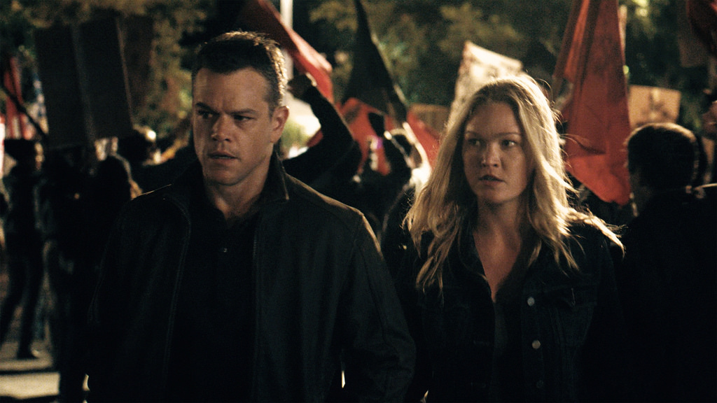 Jason Bourne (Matt Damon) and Nikki Parsons (Julia Styles) in 