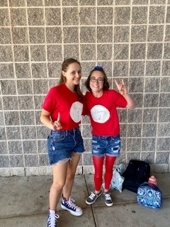 Freshmen Ashley Diaz (left) and senior Mia Holloway (right) show off their dynamic dup costumes as Thing One and Thing Two. (Jada Baker)