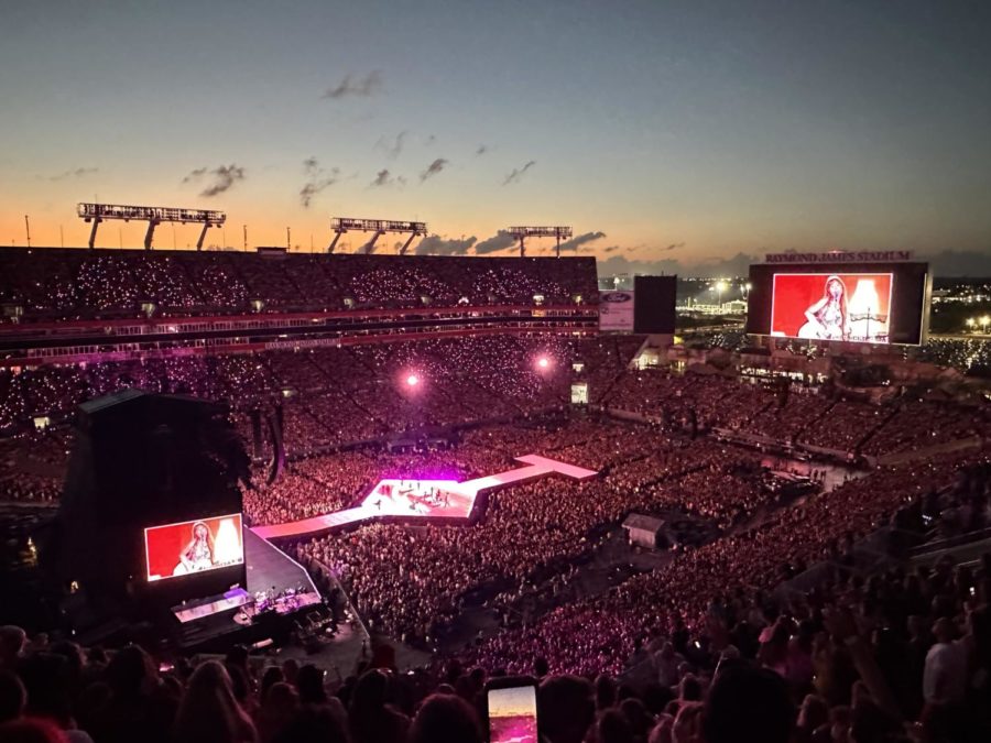 Taylor Swifts performance at the Raymond James Stadium in Tampa, Florida lasted about 3 hours as she sang through many albums, shocking fans with all sorts of songs and sparkly outfit changes.